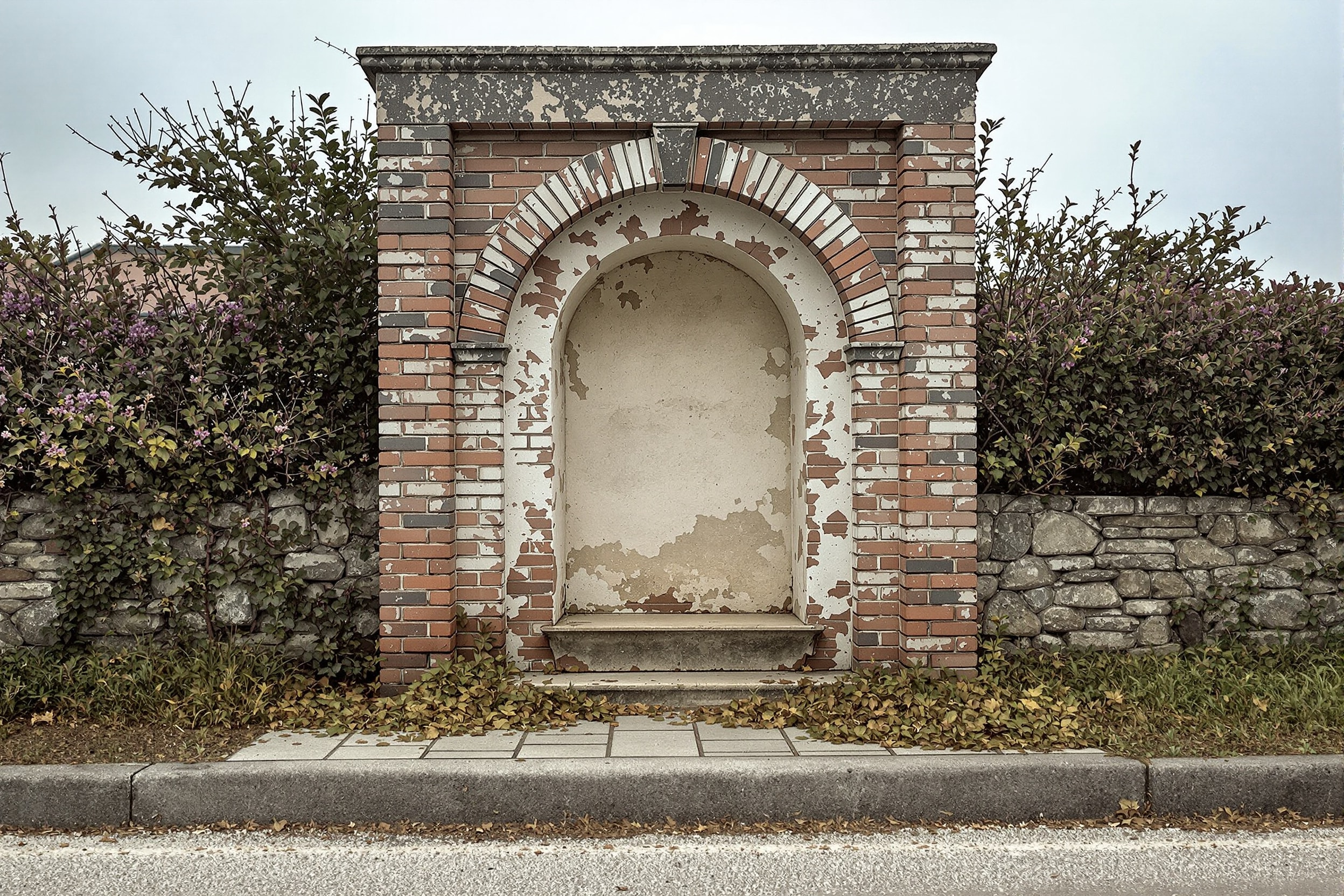 Capitello votivo in mattoni al margine di una strada di campagna padovana