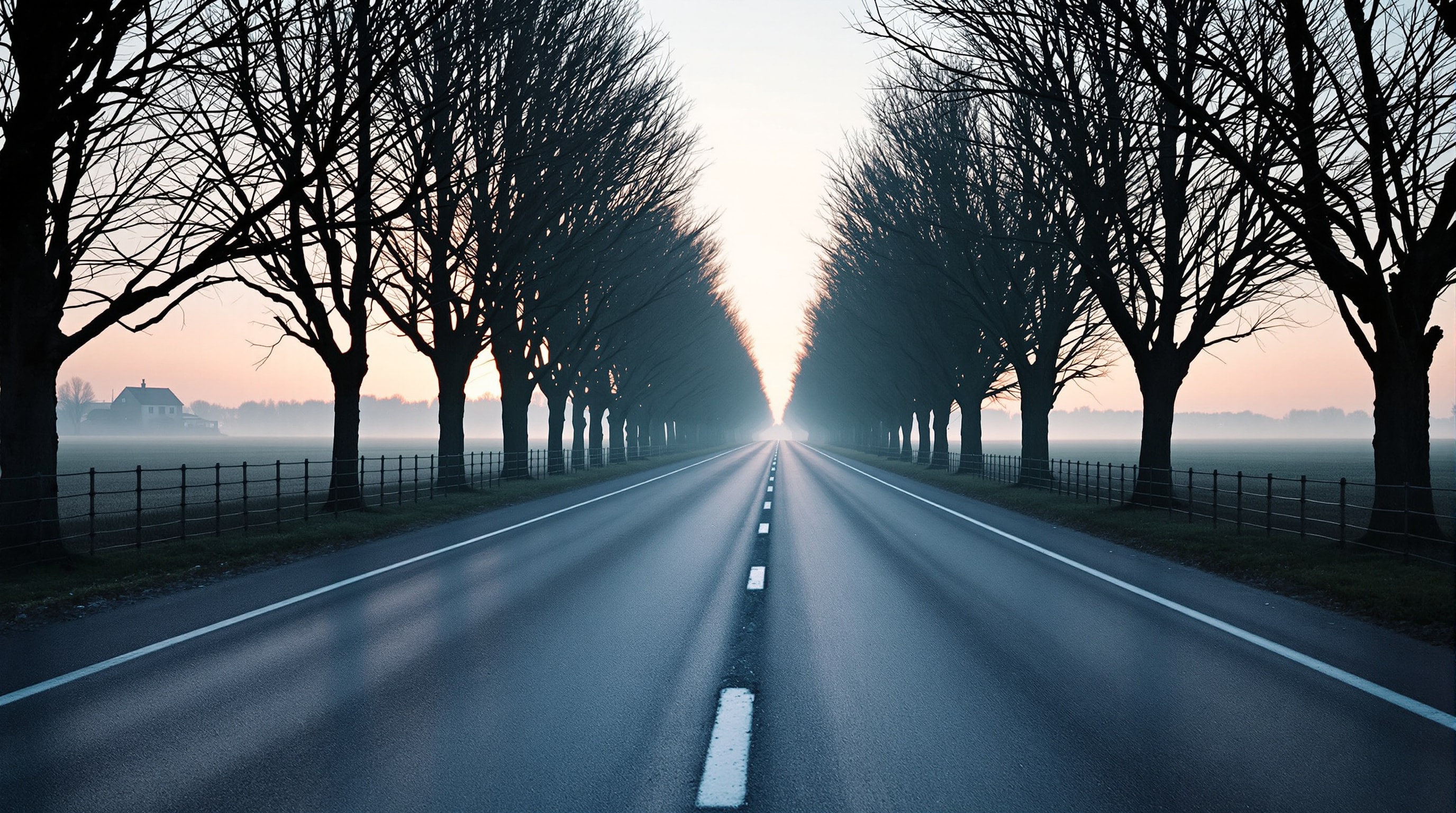 Strada di campagna pianeggiante all'alba, chiusa al traffico con transenne lungo i bordi